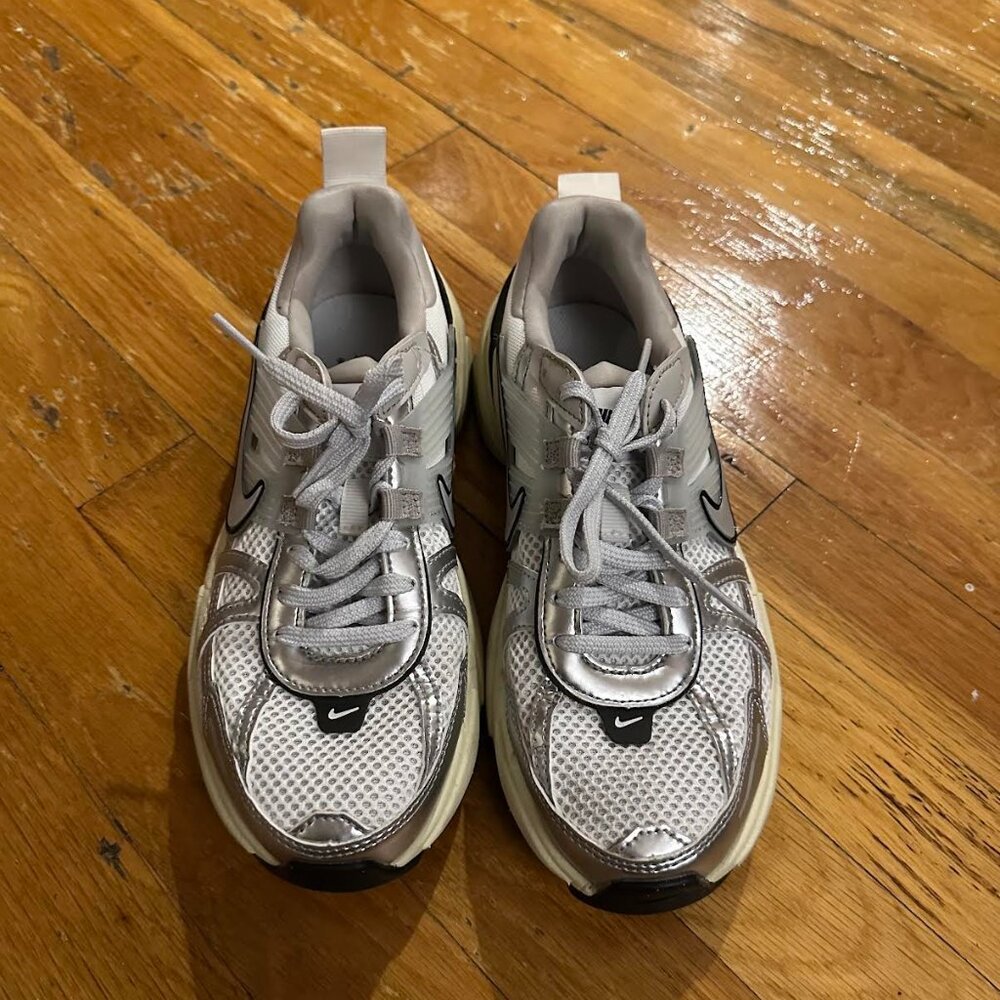 Nike V2K Run -  Summit White/Metallic Silver